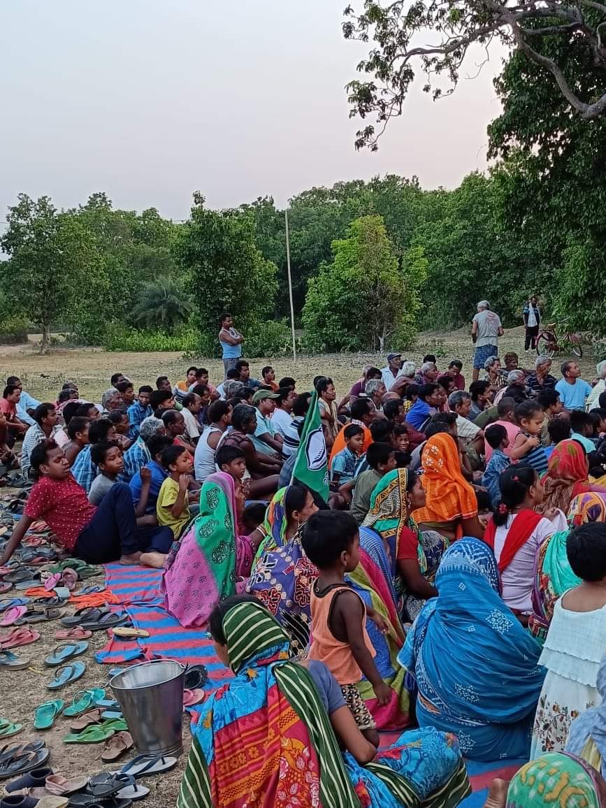 dambaru8093's tweet photo. ରାଜନୀତି ସଭାରେ କୁନି କୁନି ପିଲାଙ୍କୁ ନେଇ ସଭା ଓ ପ୍ରଚାର କରୁଛନ୍ତି ନୀଳଗିରି ବିଧାୟକ ସୁକାନ୍ତ ନାୟକ।।
ଦୟାକରି ଧ୍ୟାନ ଦିଅନ୍ତୁ @DBalasore @ECISVEEP @OdishaCeo @JyotiKanakNews #Balasore https://t.co/CxIYbOxMkM