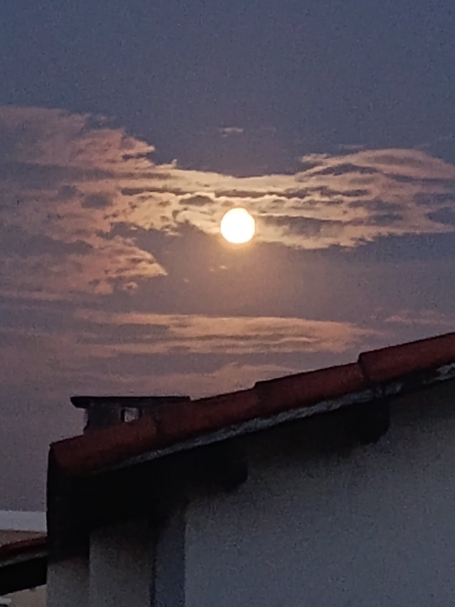 Lury2020's tweet photo. Anoitecer maravilhoso #lua #gratidão https://t.co/x1e5GkotVY