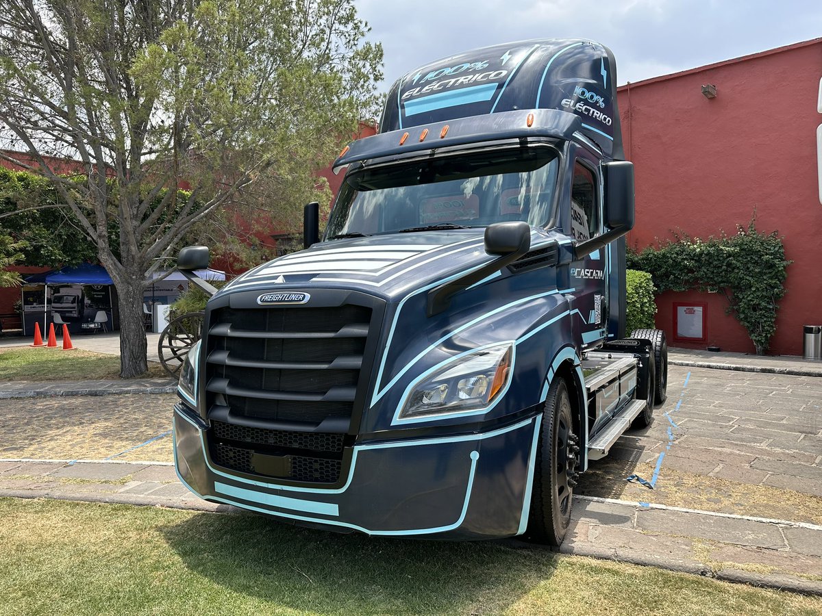 Flotillera's tweet photo. ⚡️ eCascadia es el modelo insignia de Freightliner de cero emisiones. Así se muestra en el Segundo Encuentro de Movilidad Sostenible. 

👉🏽 La segunda generación de este vehículo ya circula en las carreteras mexicanas con Terrestres Esteban y Trayecto. 

#MovilidadSostenible https://t.co/IOhIVe7jEP