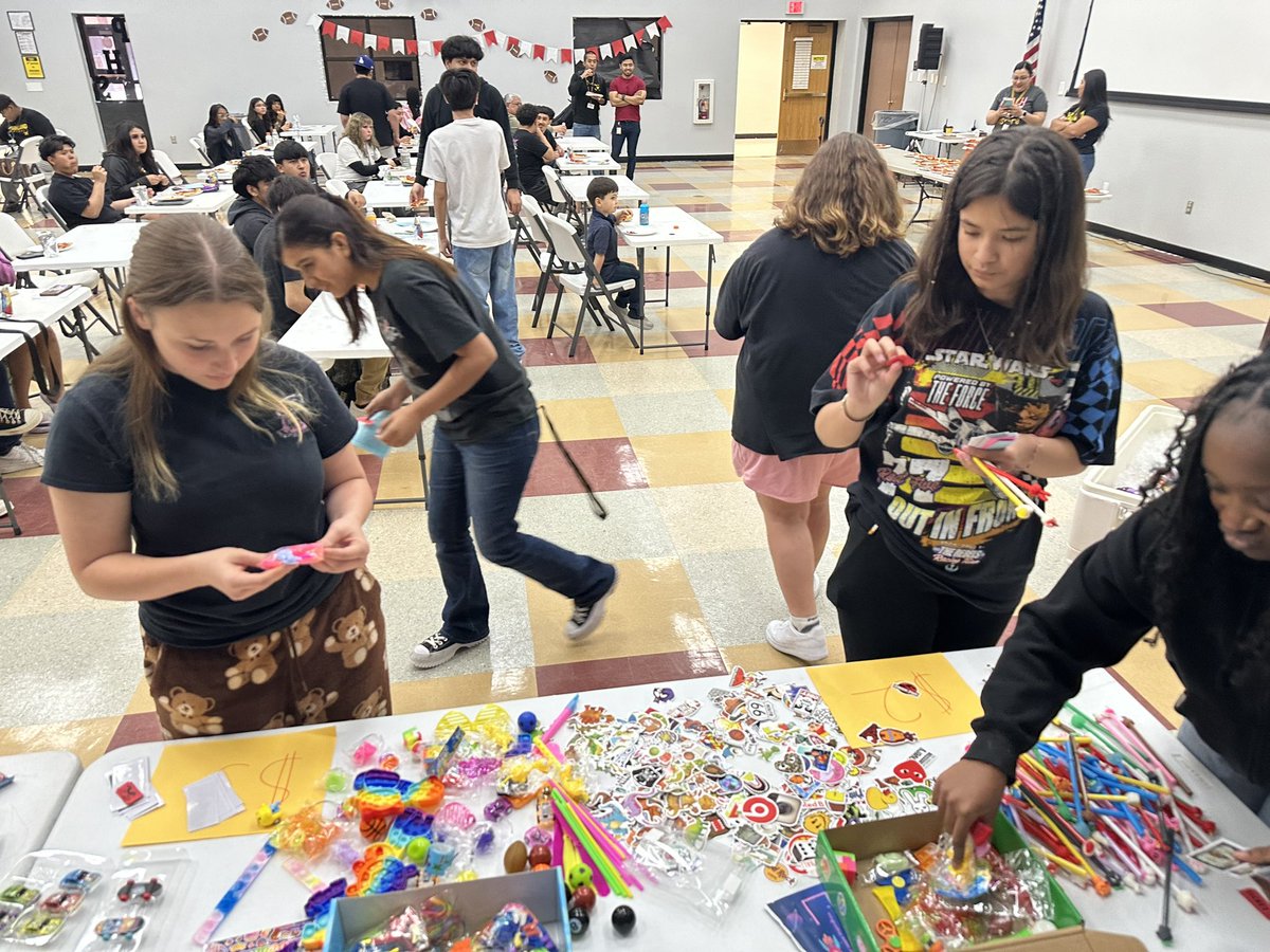 team48rocks's tweet photo. Pics from this past Saturday’s Algebra EOC Camp! Thanks to @phsmats Algebra 1 teachers 💛🖤💛🖤 Kids had a blast preparing for tomorrow’s EOC Staar Test. Thanks to our donors, we gave out 20+ gift cards 💳 We got this 💪🏼💯! @phsmats @JSalgado_PHS @Yesenia08629600 @lidia_mmt https://t.co/apY9Se9spr