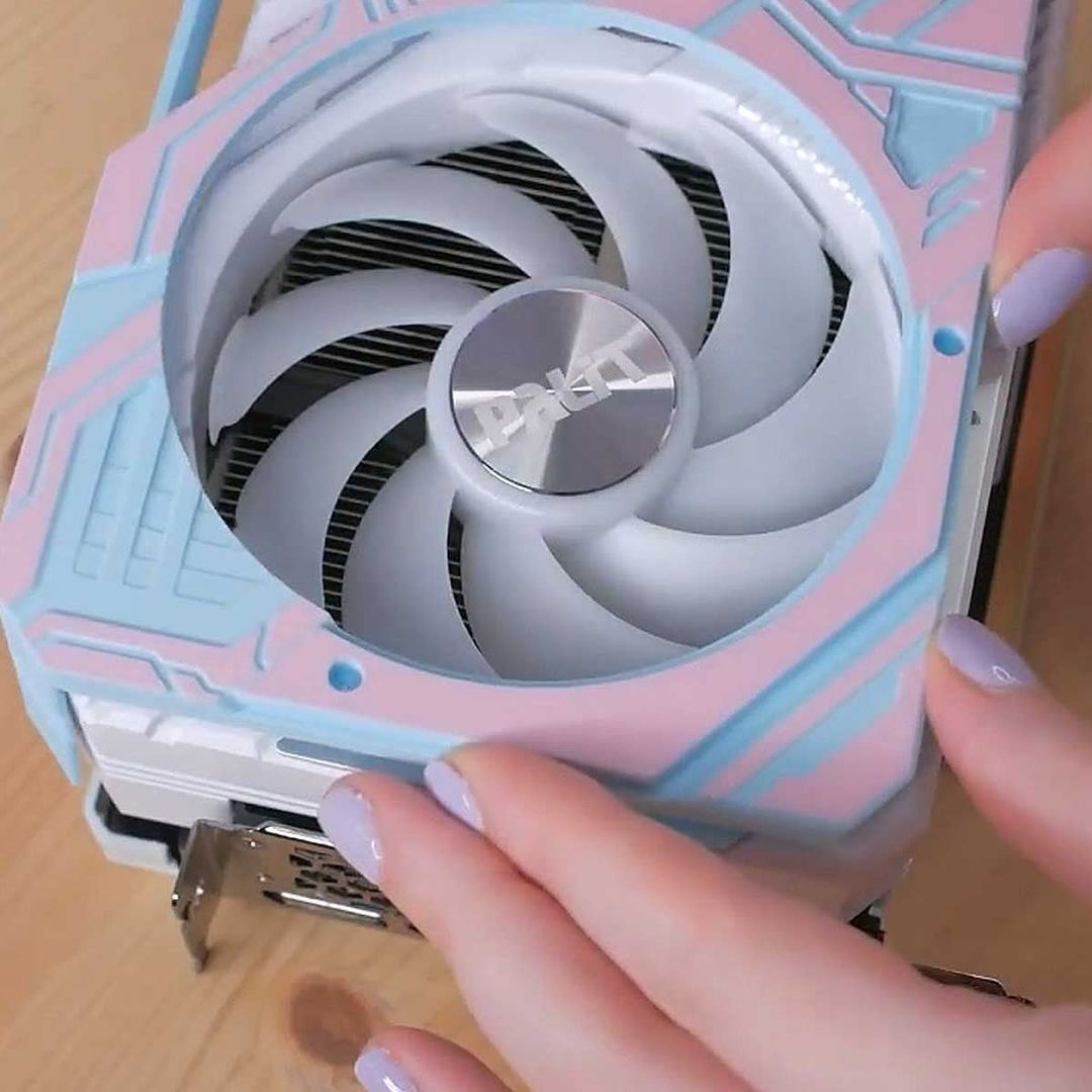 Palit_Japan's tweet photo. #Palit RTX 4070 Ti SUPER GamingPro Whiteは #PalitMakerのカスタマイズにより、ソフトな青とピンクの色合いで一新できます。
この見た目、いかがですか?
https://t.co/jRvWujVcZq
📷 Tasty PC
#Nvidia #PalitGeForce #RTX4070Ti #SUPER #GamingPro #WhiteOC #pcmod #GPU #pcgaming #graphiccard https://t.co/ifqN6QGLEN