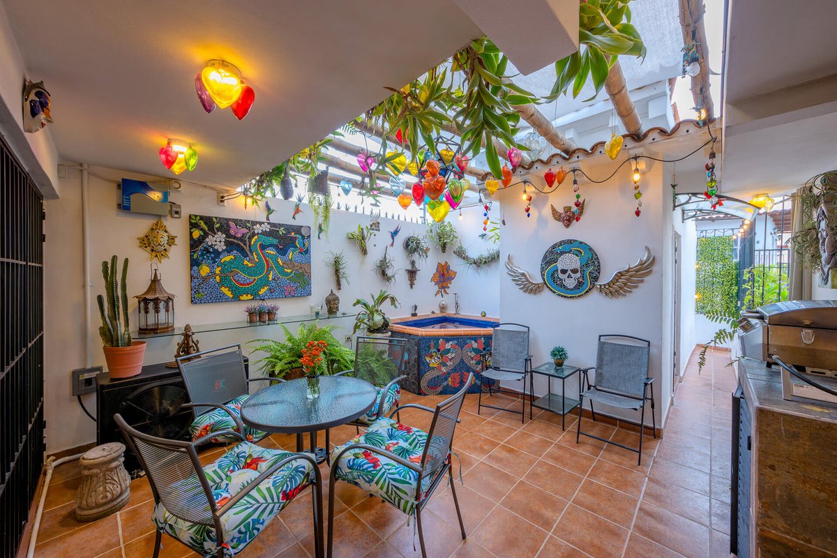 TropicasaRealty's tweet photo. The home has 3 rental units, to live in one and generate easy rental income from the others. A great opportunity for an early retirement to PV! #movetomexico #pvrealestate #investmentproperty https://t.co/12Kt2RygaC https://t.co/1VCWpiPdLU