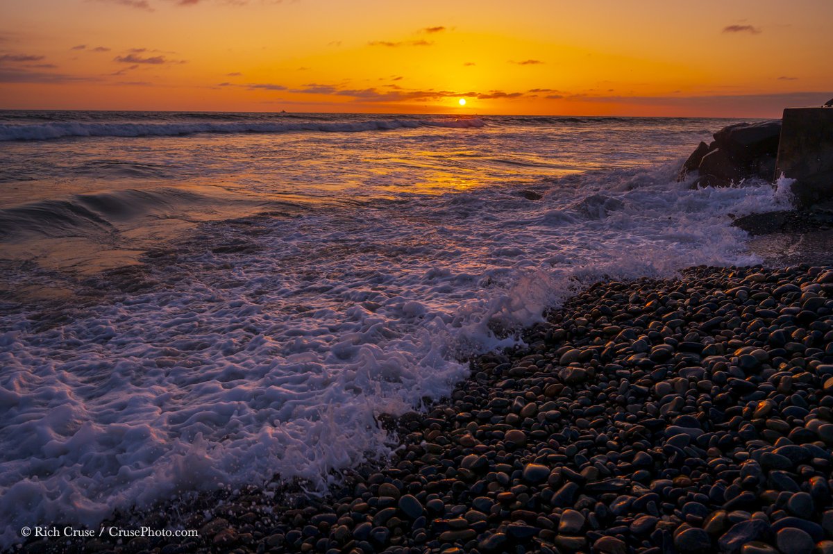 This one jumped out at me. Tonight's #sunset in #Oceanside! @VisitOceanside @visitsandiego @VisitCA #StormHour #ThePhotoHour #CAwx #SanDiegoWX #Nikonz6 14-30mm @NikonUSA