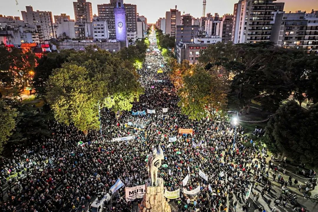 melimonti_'s tweet photo. tal vez con la excepción de cuando fuimos campeones del mundo, nunca ví una movilización tan grande en Mar del Plata, un poco me renueva la esperanza les digo, eh? https://t.co/tgQuQwxlIT