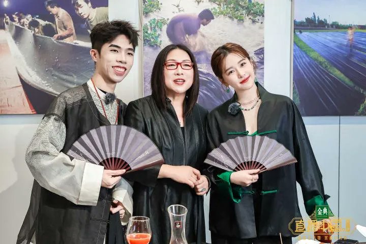 GBA_Foshan's tweet photo. Actress Kan Qingzi recently came to #Shunde, #Guangdong, the birthplace of the #Xiangyunsha, to explore this intangible cultural #heritage tressure. Referred to as the “soft gold” of the #silk world, it is known as a precious cultural heritage of #Lingnan. #culture #embroidery https://t.co/q4bADXcq0O