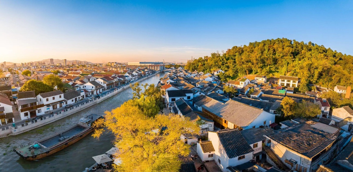 Nestled at the foot of Shushan Mountain, beside the tranquil Lihe River, Gunan Street in Yixing, Jiangsu province, whispers tales of a bygone era. Once the vibrant heart of zisha, or purple clay pottery production, this historic street pulsated with the creativity of artisans and