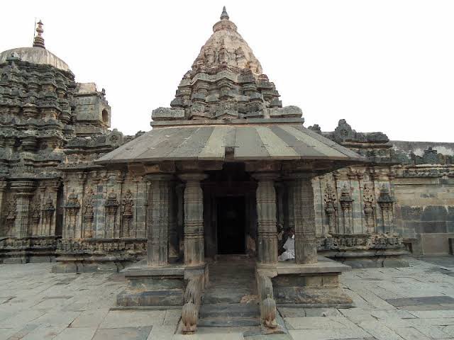 🕉 A temple of sculptures supported by 76 columns, one of the finest examples of architecture by the Kalyani Chalukyas (Western Chalukya architecture) is the beautiful Amrutheshwara Temple at Annigeri, Karnataka 🚩 #IncredibleIndia