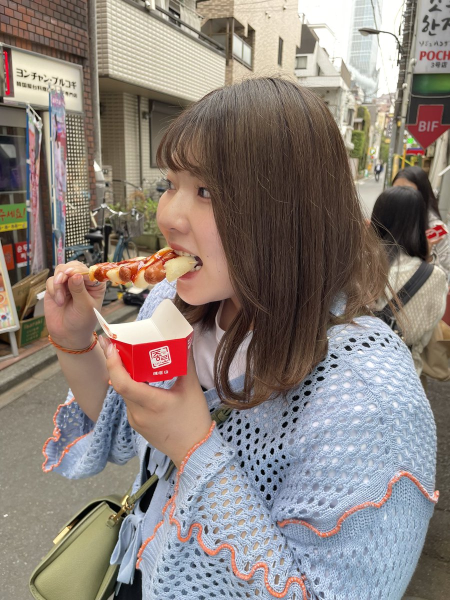 okd_anz24's tweet photo. ◎プロフィール
名前：岡田あんず
年齢：22歳(2024年新卒入社)
所属店舗：イオンモール四條畷
出身：大阪府
好きなもの：お酒(ハイボール)
趣味：一人旅
特技：口笛
特徴：175㌢(覚えやすい、見つけやすい)

接客のプロになります👍 https://t.co/qTa3eWjdTH