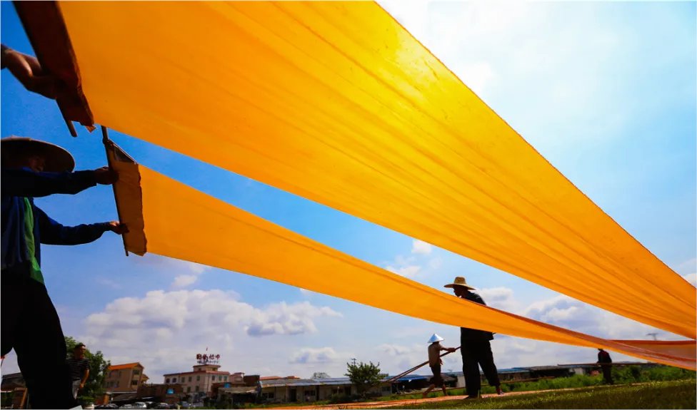GBA_Foshan's tweet photo. Actress Kan Qingzi recently came to #Shunde, #Guangdong, the birthplace of the #Xiangyunsha, to explore this intangible cultural #heritage tressure. Referred to as the “soft gold” of the #silk world, it is known as a precious cultural heritage of #Lingnan. #culture #embroidery https://t.co/q4bADXcq0O