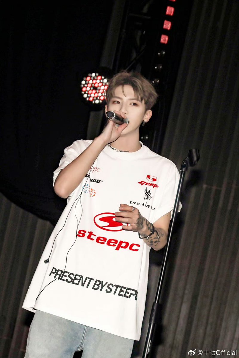 tmrwith17's tweet photo. Nanjing Daoxiang Music Space 09.15.24 

The latest concert with G.G Zhang Siyuan 💙
#Shiqi #十七 #สือชี https://t.co/OE2Ig7btcP