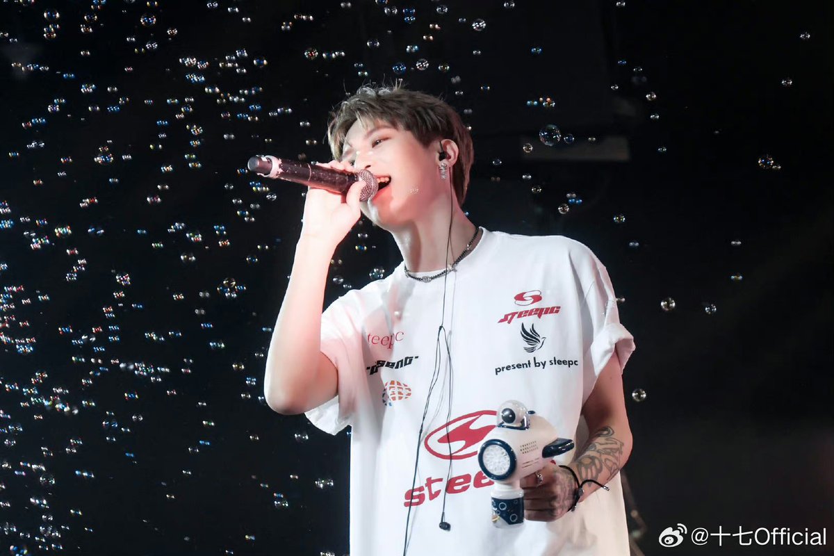 tmrwith17's tweet photo. Nanjing Daoxiang Music Space 09.15.24 

The latest concert with G.G Zhang Siyuan 💙
#Shiqi #十七 #สือชี https://t.co/OE2Ig7btcP