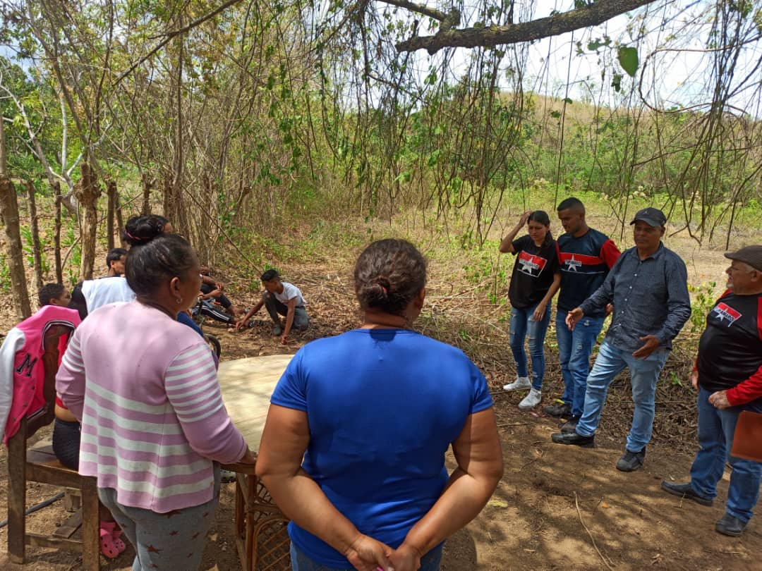 JuventudMRTVzla's tweet photo. Desde el municipio Aristides Bastidas  estado @YaracuyMRT2 , el resp de la Juventud @ArcenioMRT logro visitar la celula juvenil del sector la Mata para orientar a nuestra generacion de continuidad en relacion a la masificación de la escuela de futbol en el sector
@NicolasMaduro https://t.co/pimpWsDnId