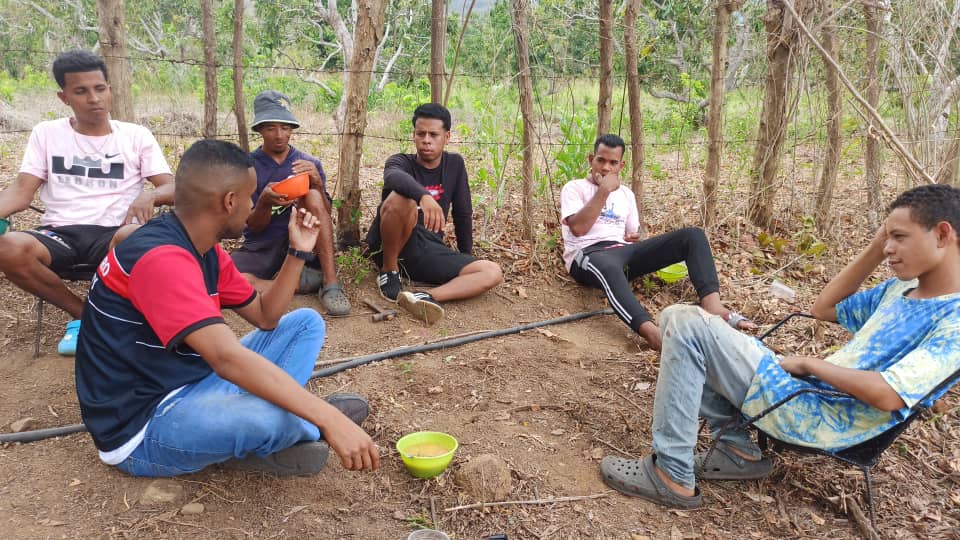 JuventudMRTVzla's tweet photo. Desde el municipio Aristides Bastidas  estado @YaracuyMRT2 , el resp de la Juventud @ArcenioMRT logro visitar la celula juvenil del sector la Mata para orientar a nuestra generacion de continuidad en relacion a la masificación de la escuela de futbol en el sector
@NicolasMaduro https://t.co/pimpWsDnId