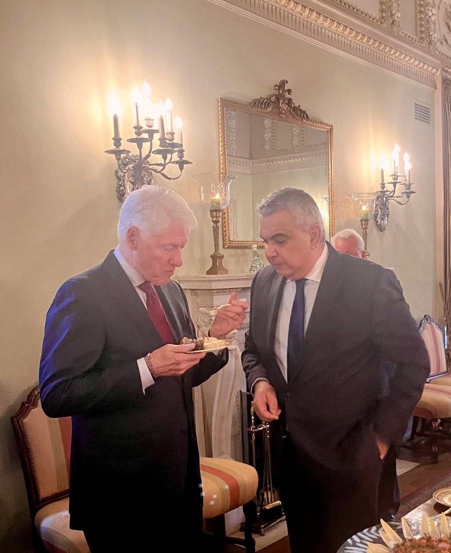 Ambassador @MotazZahran hosted a dinner tonight honoring the @InstituteRodham attended by former President @BillClinton and Secretary @HillaryClinton. @MotazZahran praised the Rodham Institute’s work “as a beacon of hope in improving health and well-being”.🇪🇬🇺🇸