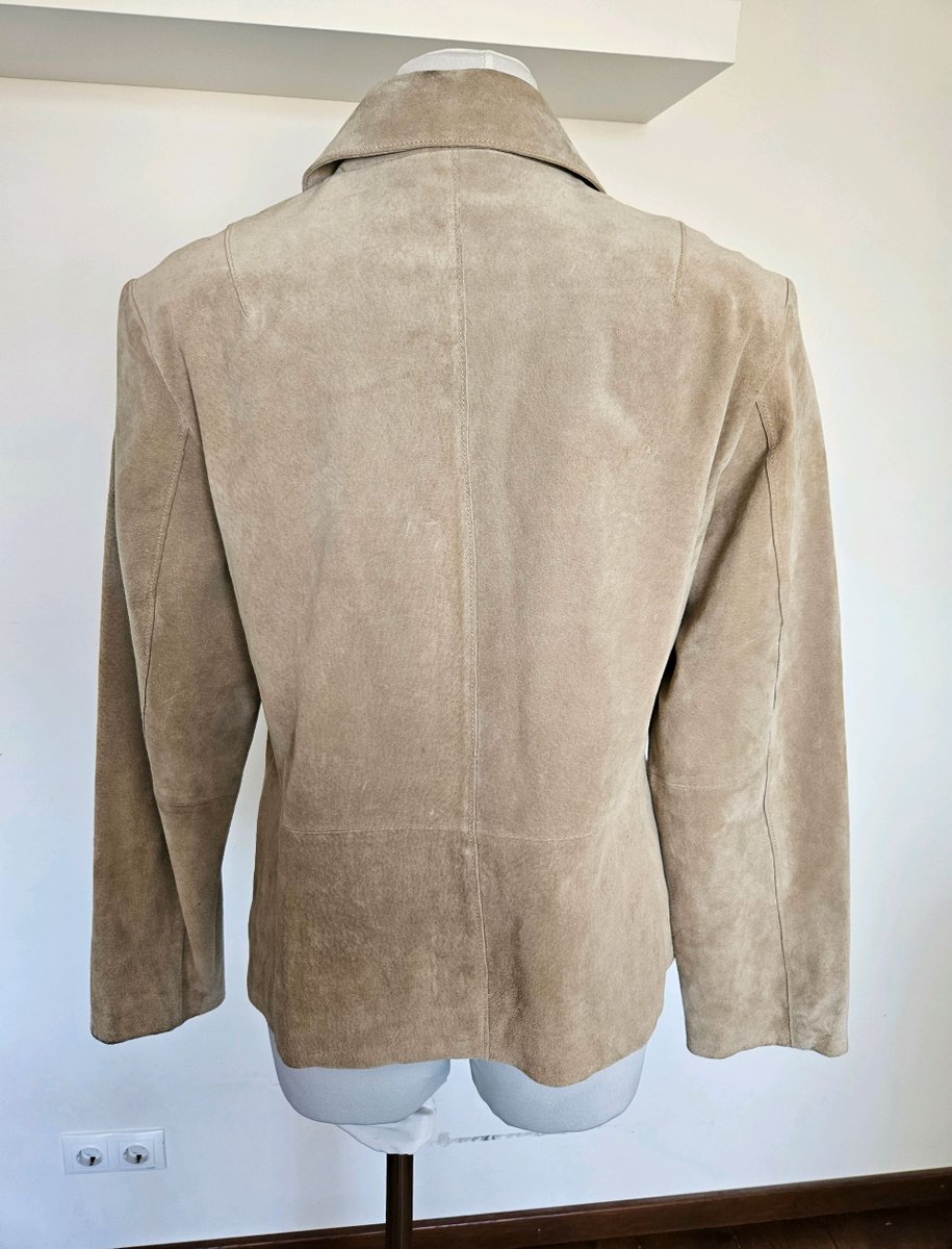 🌟 Embrace timeless style with a classic pre-loved suede jacket 🧥 Elevate your wardrobe sustainably and effortlessly. Perfect for any season! #VintageFashion #SustainableStyle #TimelessPiece' 🌿✨
#noemi_vintage #depop #vinted #vintage #vintagestore #etsy #vintagelithuania