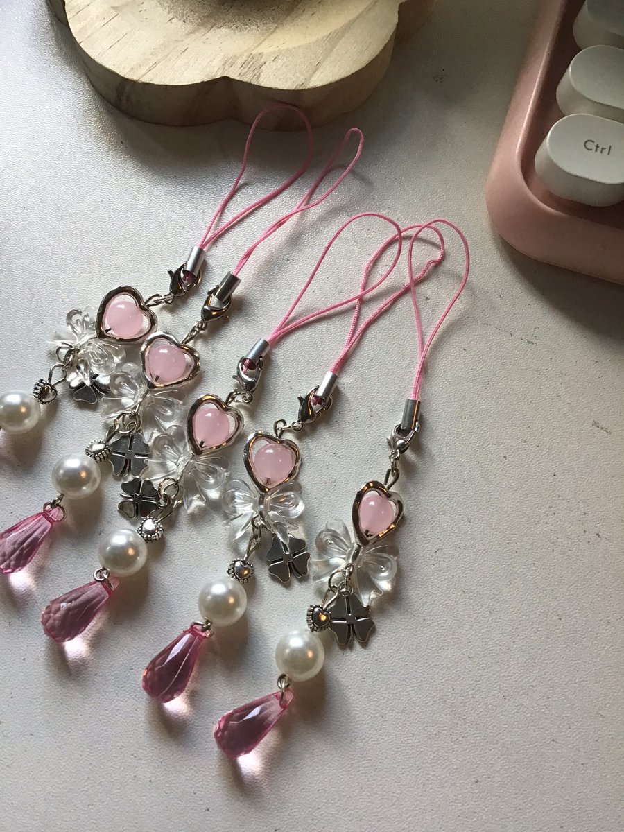 New keychain alert ❗️❗️🎀⭐️💗 

45 pesos each / 5 stocks avail
Dm if interested 🫶🏻⭐️

#beads #shop #smolbusiness #smallbusiness #ph #beadstore #beadshop #cute #aesthetic #keychain #coquetteaesthetic #pink #pinkcore #cute #kpop #justelaizah #0526collection #collection