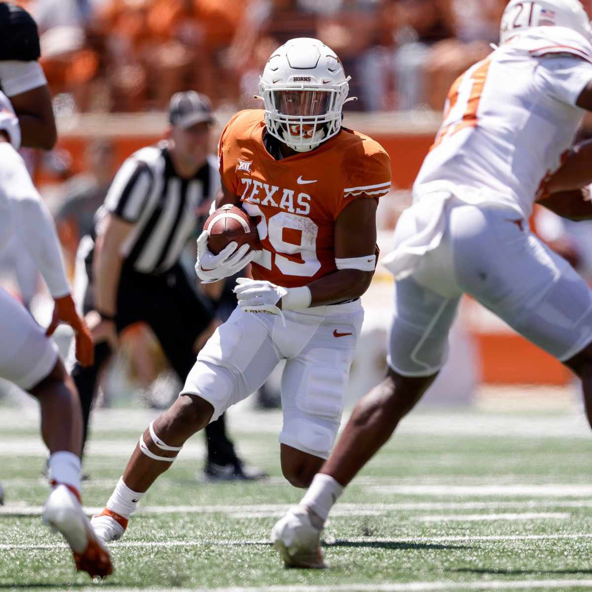 Former Texas running back Ky Woods has locked in an official visit to Nevada, @APSportsAgency tells @247Sports. The Texas native played in three games for the Longhorns last season. 247sports.com/player/ky-wood…