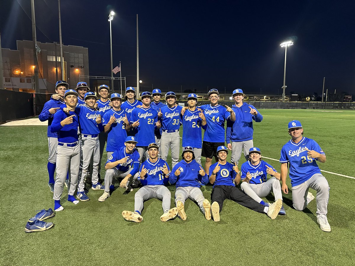 Congratulations to our JV Squad for Clinching the Junior Varsity Trinity League Title tonight.  20-4-1 overall with an impressive 13-1 Trinity League Record thus far!  

#wingmen #wearesm @SMCHSEagles