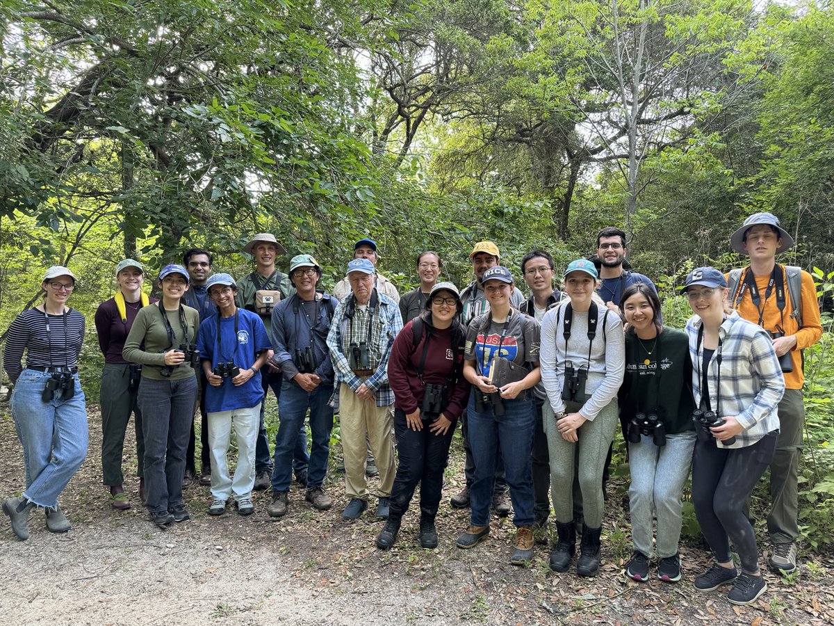 The Rice U student bird trip to High Island. Group photo. But look who we encountered! Victor Emanuel, one of the last people to have ever seen the now extinct Eskimo Curlew. ⁦@RiceUniversity⁩