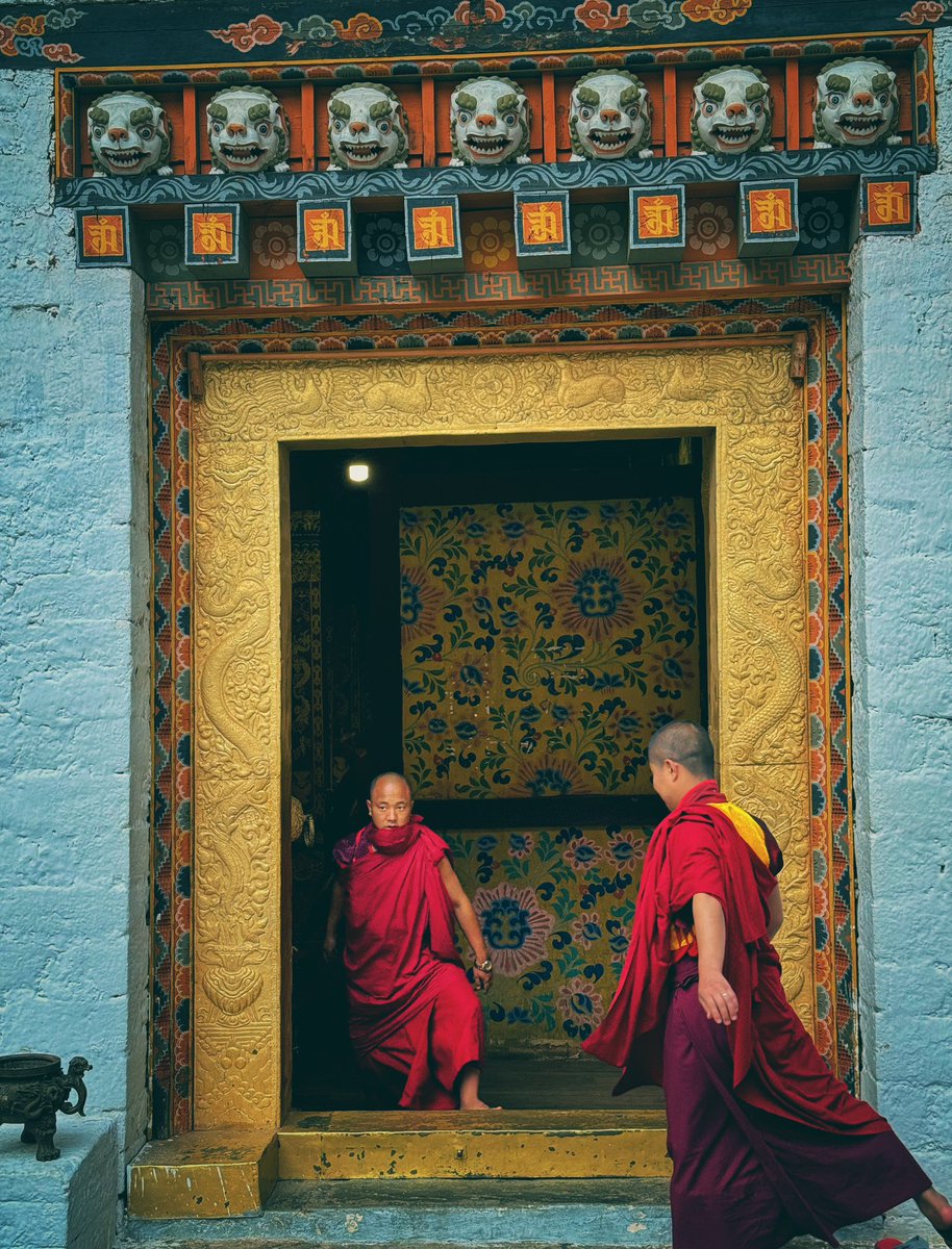 Rate this picture on a scale of 1-10 🫣… Maroon robes & the golden corridors ©️SJ-April2024