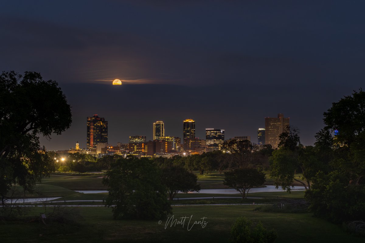 April's full Pink Moon rising out of the clouds behind Downtown Fort Worth this evening. 

#FortWorth #Texas #moon #fullmoon #PinkMoon  #dfwwx #txwx