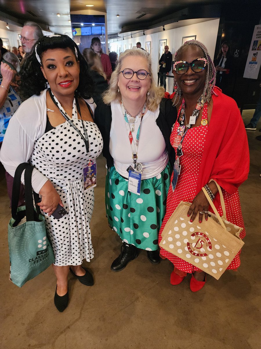Cary_Grant_girl's tweet photo. Friday was #POLKADotDay! And people really showed out! #RocktheDots ! I had a fantastic POLKA-DOT day! How about you? Show me your dots! β₯οΈπ©·π§‘ππππ©΅ππ€π€π©Άπ€
#TCMFF #TCMFF15 https://t.co/HC2zOGR6Zf