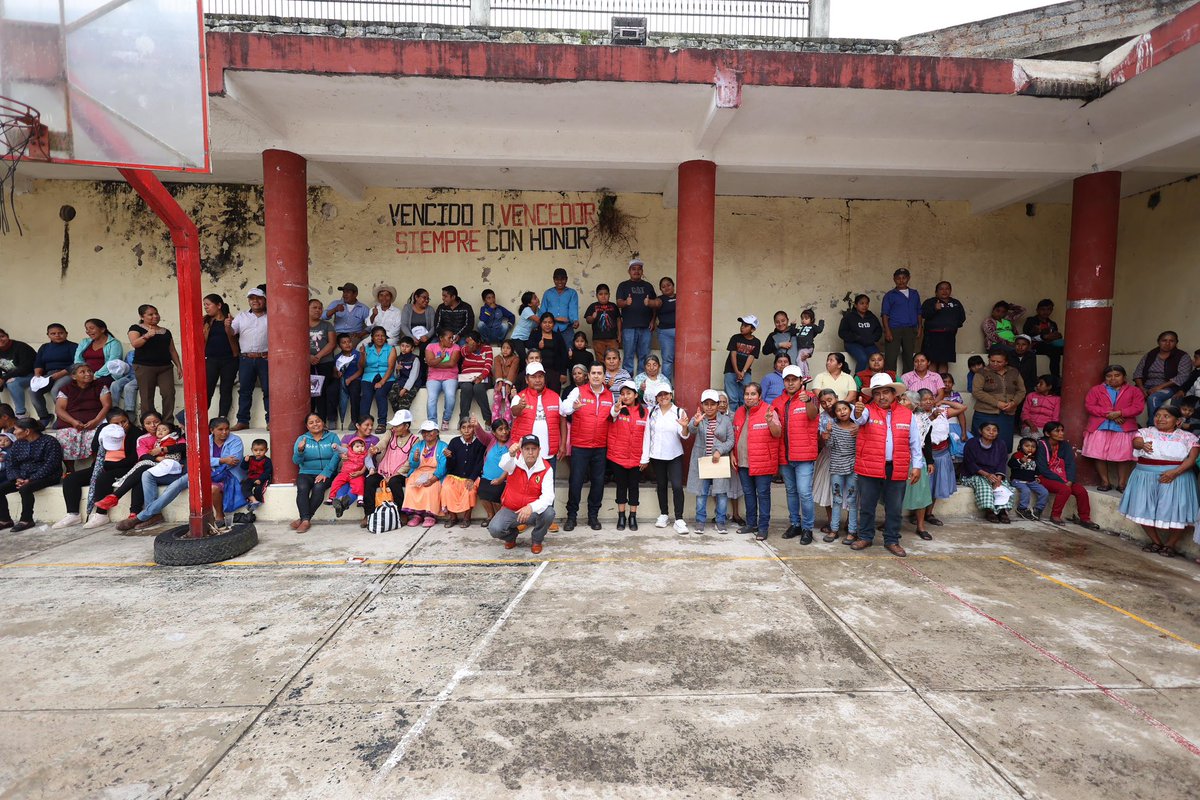 LorenzoRiveraN's tweet photo. ¡Nos sorprendió la lluvia en #Coatepec! Pero el ánimo y la compañía de este gran equipo liderado por nuestra próxima presidenta municipal, Lupita Santiago, siguió firme y convencido de que queremos un mejor futuro para el distrito 03, ¡vamos a ganar! #JuntosCambiemosElRumbo https://t.co/VAG79JojU7
