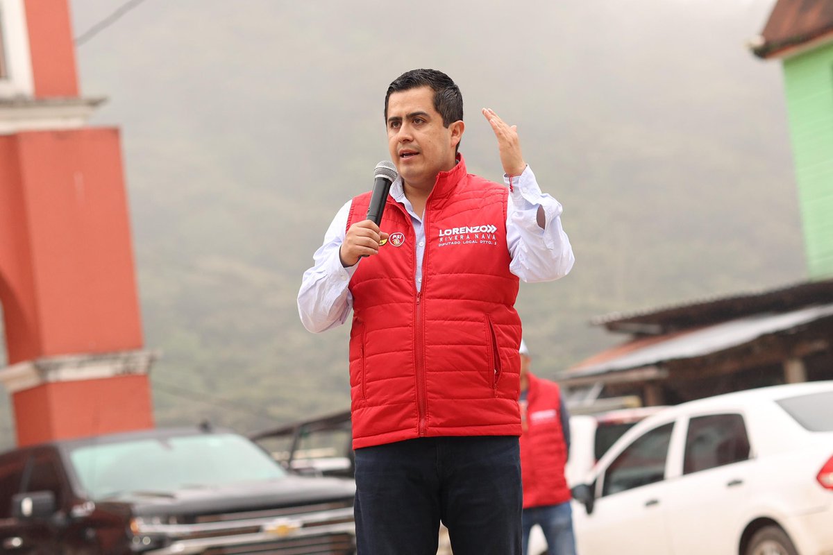 LorenzoRiveraN's tweet photo. ¡Nos sorprendió la lluvia en #Coatepec! Pero el ánimo y la compañía de este gran equipo liderado por nuestra próxima presidenta municipal, Lupita Santiago, siguió firme y convencido de que queremos un mejor futuro para el distrito 03, ¡vamos a ganar! #JuntosCambiemosElRumbo https://t.co/VAG79JojU7