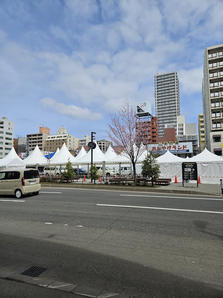 創成川公園　二条広場で26日から、始まる… 狸二条　酒まつりの準備してたーーー 日本酒好きには、たまらない祭りですね😏!!!!