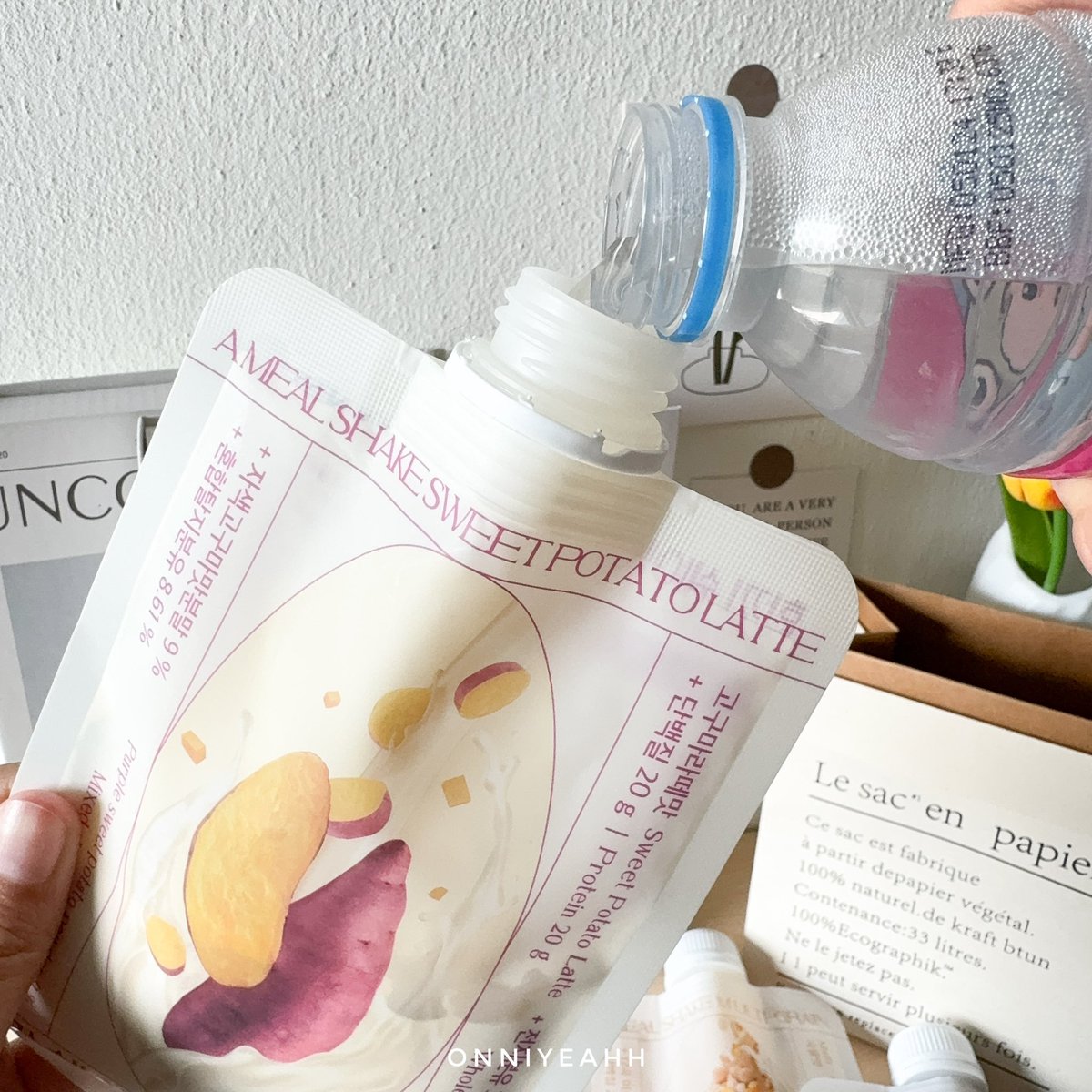 wch_reviews's tweet photo. 🥣โปรตีนเชค A meal shake 3 รสชาติ อร่อยทุกรสเลย

🫘รสธัญพืชหลากชนิด (Multi-grain) : 158 kcal
🍫 รสช็อคโกแลต (Chocolate) : 153 kcal
🍠รสลาเต้มันหวาน (Sweet Potato Latte) : 159 kcal

เราชอบทานแทนมื้อเช้าเพราะรีบมาก แค่เทน้ำเย็นใส่ให้ถึงขีด (อยู่ด้านหลังซอง) แล้วเขย่าให้เข้ากัน กินได้เลย อิ่มท้อง หอมอร่อยด้วย ใครคุมน้ำหนักอยู่ จัดให้ไว!! 

#beauness #amelashake #โปรตีนเชค #คุมน้ำหนัก #โปรตีน #โปรตีนทดแทนมื้ออาหาร