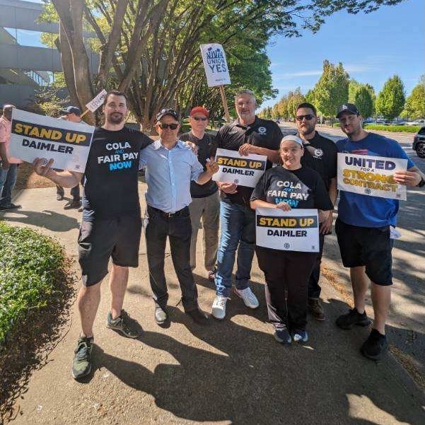 Today, members of @UAWLocal492 joined with fellow union & community members in Portland, OR to rally at Daimler North American HQ in solidarity with Daimler workers across the country demanding a fair contract. Tick-tock Daimler! #StandUpDaimler @UAW @OregonAFLCIO