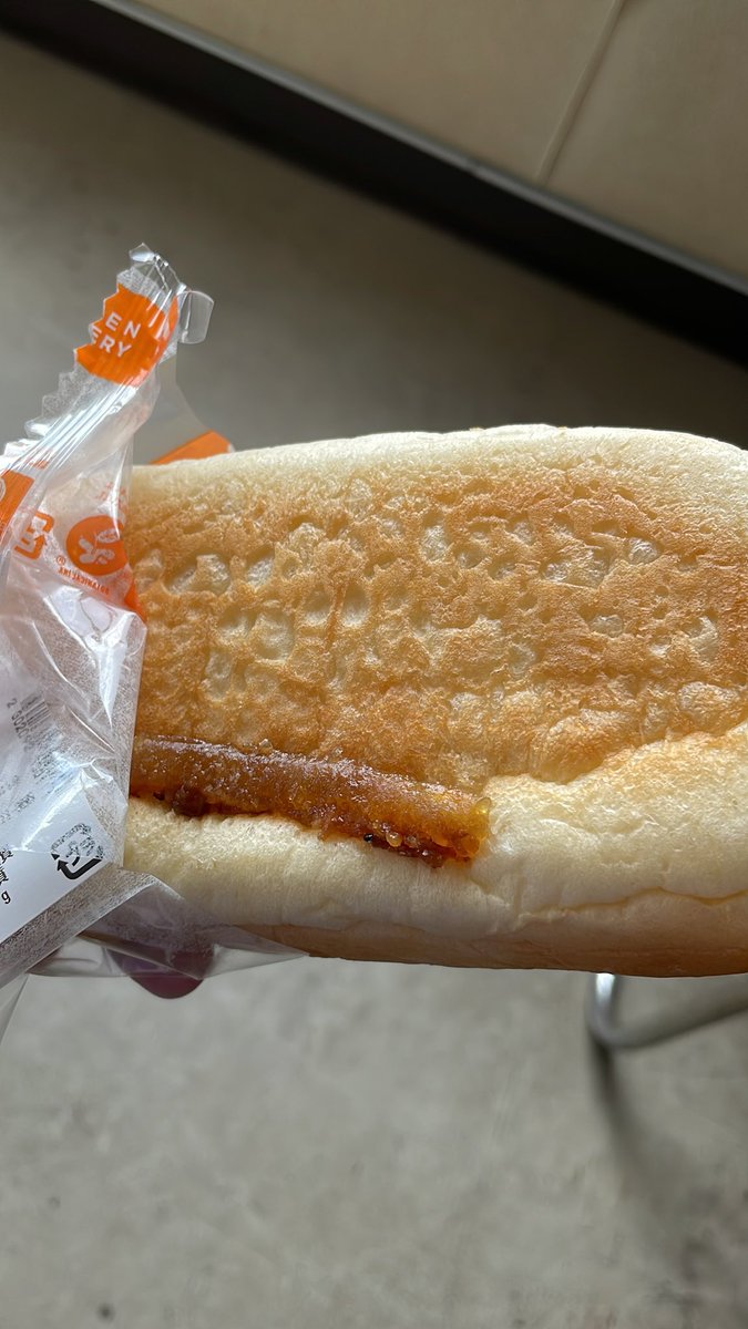 mofmof0006's tweet photo. 昼ごはんにセブンでパン買って、今から食べようとしたんだけど…
何か引っ付いてる。
これ何？
#セブンイレブン https://t.co/7ScVFmLiXg