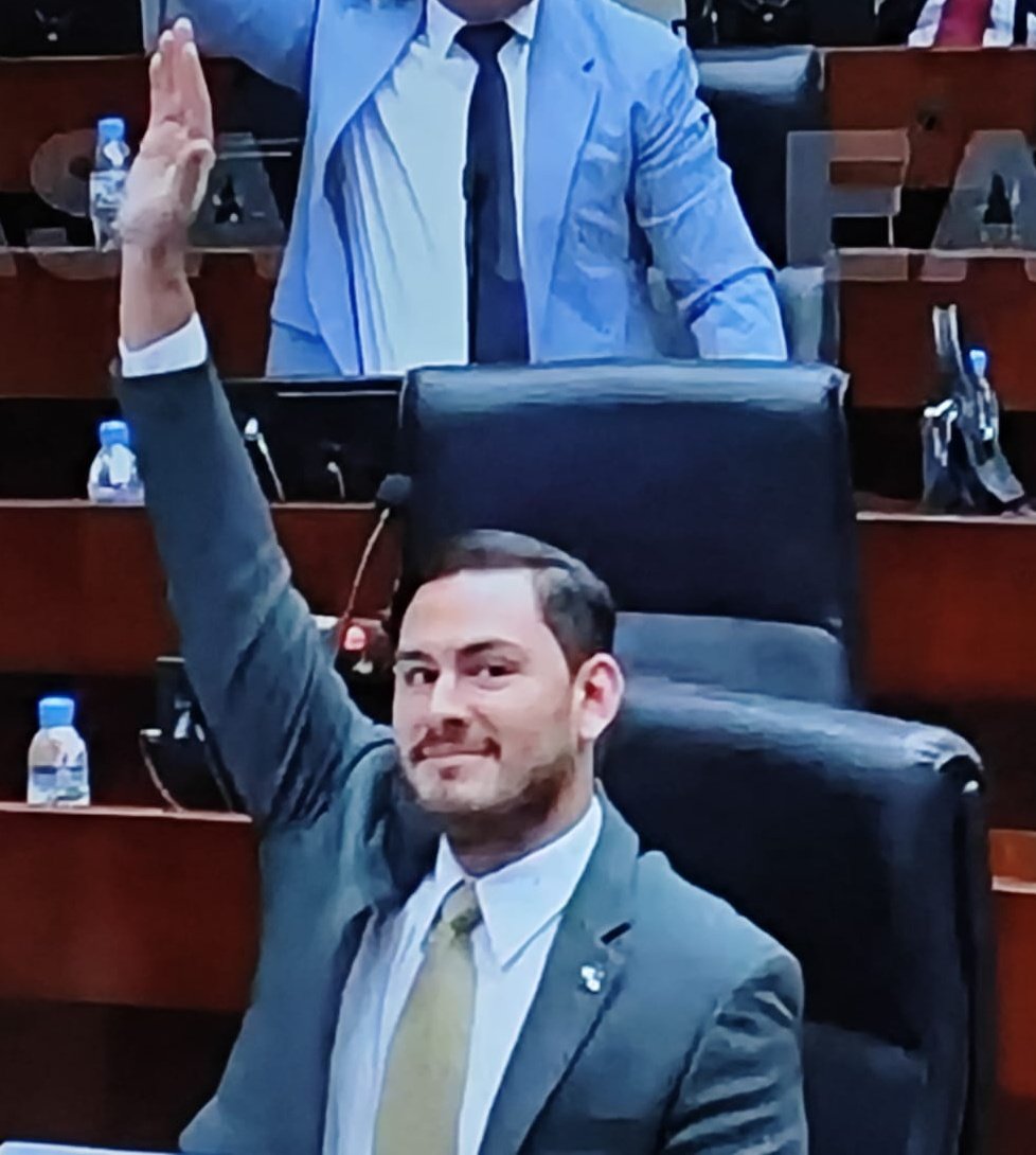 Anamaturana22's tweet photo. Está es la cara sonriente de un hombre q "PELEO" y logró q la oposición POR FIN se uniera y NO dejaron q siguiera una injusticia q JODIA más al país por parte de BENICIO
Cuando te digan q "NO vale la pena PELEAR por una injusticia", recuerda a JUAN DIEGO q él NUNCA SE RINDIÓ.✊🏾🤨 https://t.co/8aY95sVrHa