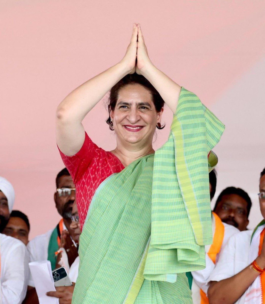 AlkaAgrawal_ef's tweet photo. Priyanka Vadra कह रही हैं कि 👉🏻 “इस देश मे 55 वर्षों तक कांग्रेस का शासन रहा है, क्या कभी किसी की संपत्ति छीनी गयी?”

अपने प्रश्न का उत्तर भी सुनती जाओ जिज्जी 👉🏻 आपकी दादी ने 1971 मे जयपुर राजघराने का तमाम खजाना जब्त कर लिया था। बाद मे महाराजा मानसिंह ने सुप्रीमकोर्ट तक कानूनी लड़ाई लड़ कर इसे वापस हासिल किया, मगर उन्हे वापस केवल वही चीजें मिली थीं जिनकी लिखापढ़ी हुई थी जब्ती के दौरान। इंदिरा जी ने जब्ती के दौरान अरबों-खरबों के सोना-चाँदी और जवाहरात अनएकाउंटेड ही सीज करवाये थे जिसे वे बड़ी सफाई से ले उड़ीं — गांधी-परिवार ने सरकारी मशीनरी का इस्तेमाल कर डलवाये गये अपने इस डाके का माल महाराजा को कभी नही लौटाया।

इसके अलावा भी कांग्रेस के डंके की चोट पर डाका डालने या ऐसी डकैती की योजना बनाने के पचासों उदाहरण हैं। गिनवाऊँ एक एक करके??? 😡