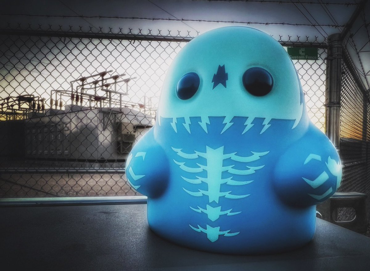 RobbyRed5130sox's tweet photo. Birthed directly from an overcharged power plant, I present to you the Electric Funeral Tiny Ghost! This is one ghost you donโt want to mess around with.
#TinyGhostTuesday #ElectricFuneral #OriginalTinyGhost https://t.co/cRB0t52BTH