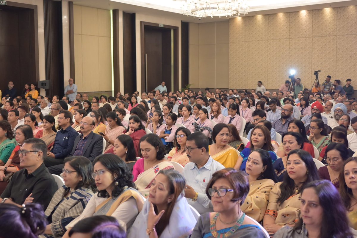 Engaging in dialogue and discourse. An insightful conversation between Lakshmi Murdeshwar Puri and Bibhash Choudhary as they delve into the heart of 'Swallowing the Sun'. #Kitaab #Guwahati  @lakshmiunwomen @ehsaaswomen @BibhashChoudha5 @simalishacb