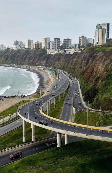 La Costa Verde, espacio público de uso recreativo y social convertido en una vía expresa para autos