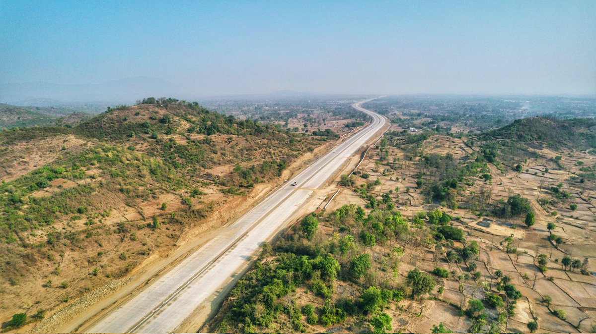 dronemanYT's tweet photo. Delhi Mumbai Expressway
Vadodara-Virar Section (Package 11)
Contractor - RKC Infrabuilt Pvt. Ltd.
"18 Km PQC Laying done out of this 26 km package."
@NHAI_Official
Full Video - https://t.co/z227adRJpb
#DMEX #expressway https://t.co/gnPl2VVmBM