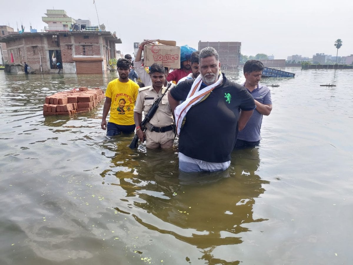 abhishekavy's tweet photo. आज समझ में आया सेवा में कितना दम है?
@yadavtejashwi जी आप @pappuyadavjapl जी को हराने के लिए आप NDA का वोट मांगने लगे।
आपको मुंह तोर जवाब 26 को पूर्णिया की जनता देगी।
#प्रणाम_पूर्णिया #PappuYadav #लोकसभाचुनाव2024 #purnialoksabha #Purnia https://t.co/cTAfVFBArw