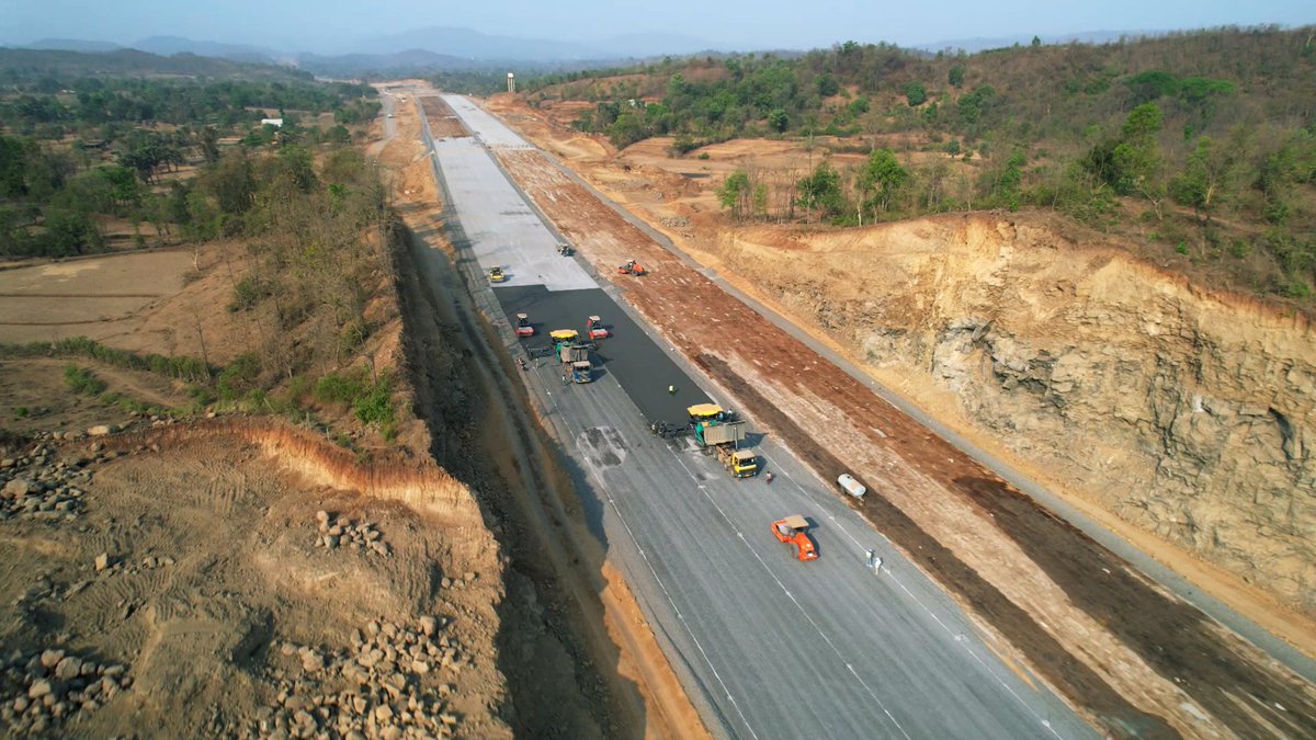 dronemanYT's tweet photo. Delhi Mumbai Expressway
Vadodara-Virar Section (Package 11)
Contractor - RKC Infrabuilt Pvt. Ltd.
"18 Km PQC Laying done out of this 26 km package."
@NHAI_Official
Full Video - https://t.co/z227adRJpb
#DMEX #expressway https://t.co/gnPl2VVmBM