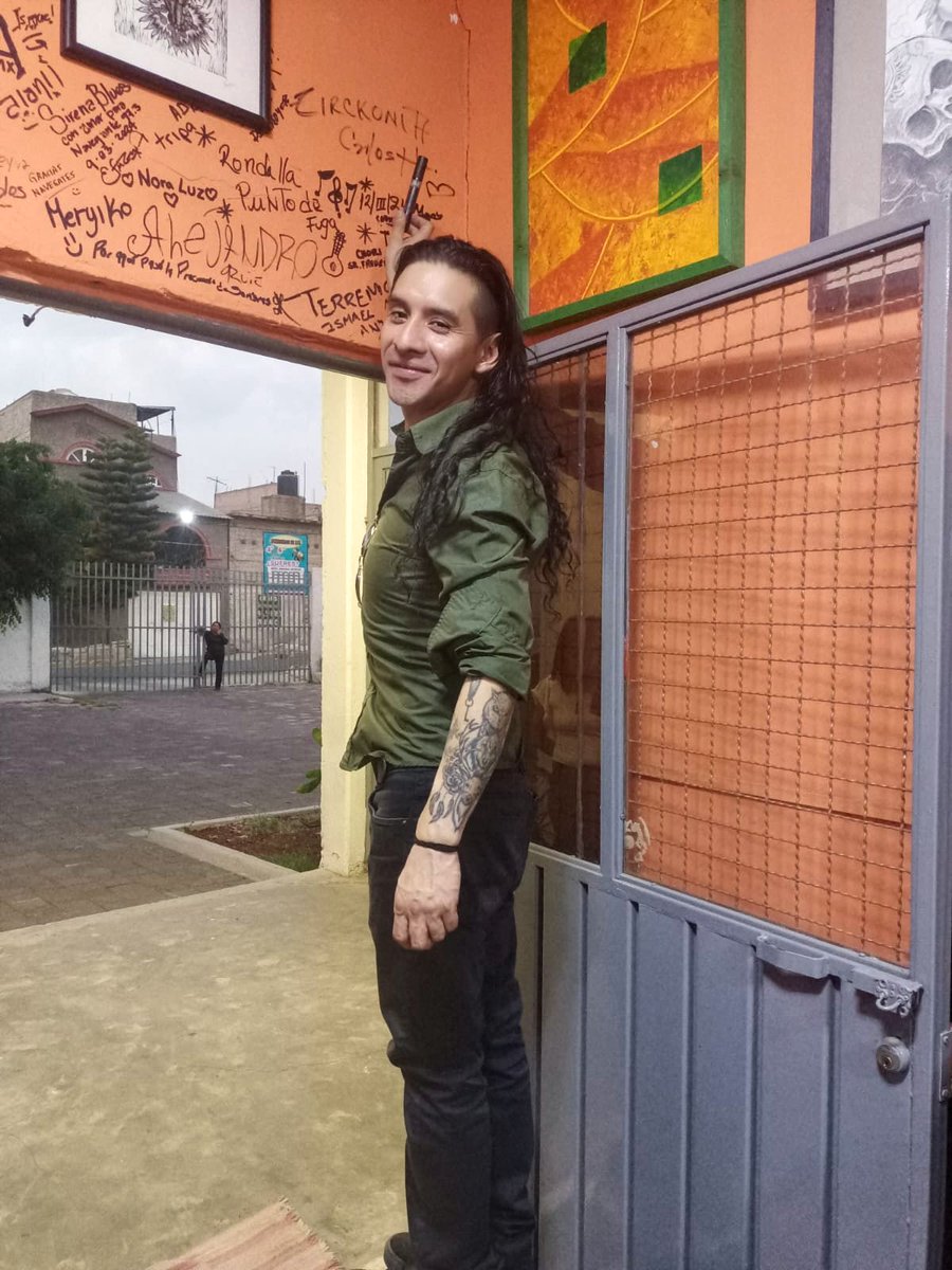 carlosh_torres's tweet photo. En mis letras, mis canciones, en algún recuerdo y hasta en la pared... pero ahí vamos dejando una huellita ✍🏻

#Imparable 🌪️
#zirckonia 💎
#rock 🤘🏻
#earthquake 
#Shogun 
#Tesla 
#LovelyRunner https://t.co/bDVw9XL5dl