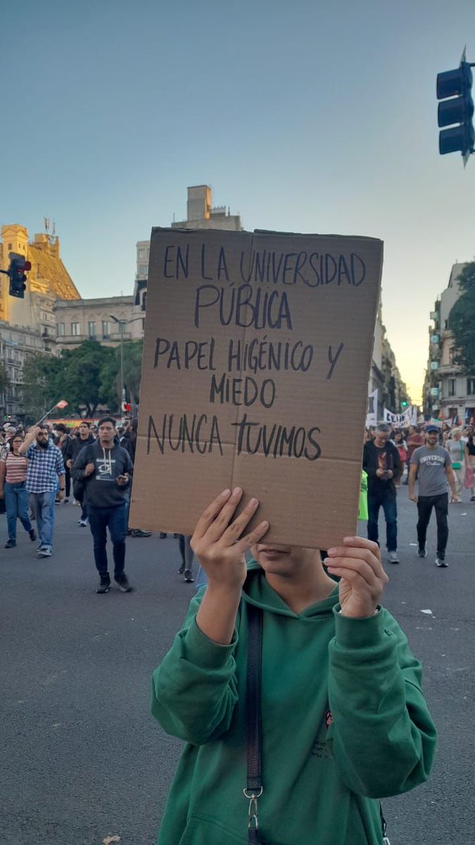 Los carteles de la marcha en Argentina dicen tanto.
#MarchaUniversitaria