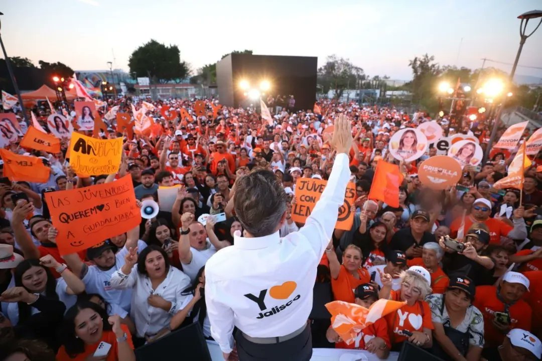 ¡Buenas noches, 📌 #Guadalajara! Me da mucha emoción estar aquí nuevamente, en compañía de la próxima alcaldesa, @VeroDelgadilloG, del equipo naranja 🍊 y de todas y todos ustedes, en el Parque Chopin, para platicarles mis propuestas como el próximo Gobernador de Jalisco. Mi