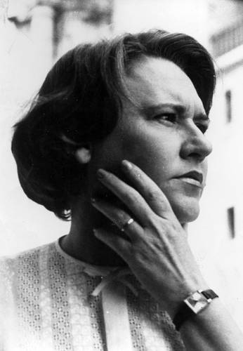 D Haydee dijo Roberto: su vida inmensa sobrevive a la muerte. Sigue orientándonos, guiándonos, la revolucionaria infinitamente humana, la combatiente invicta d quien dijo Fidel: "Nunca fue puesto en un lugar tan alto d heroísmo y dignidad el nombre d la mujer cubana". #Casa65Años