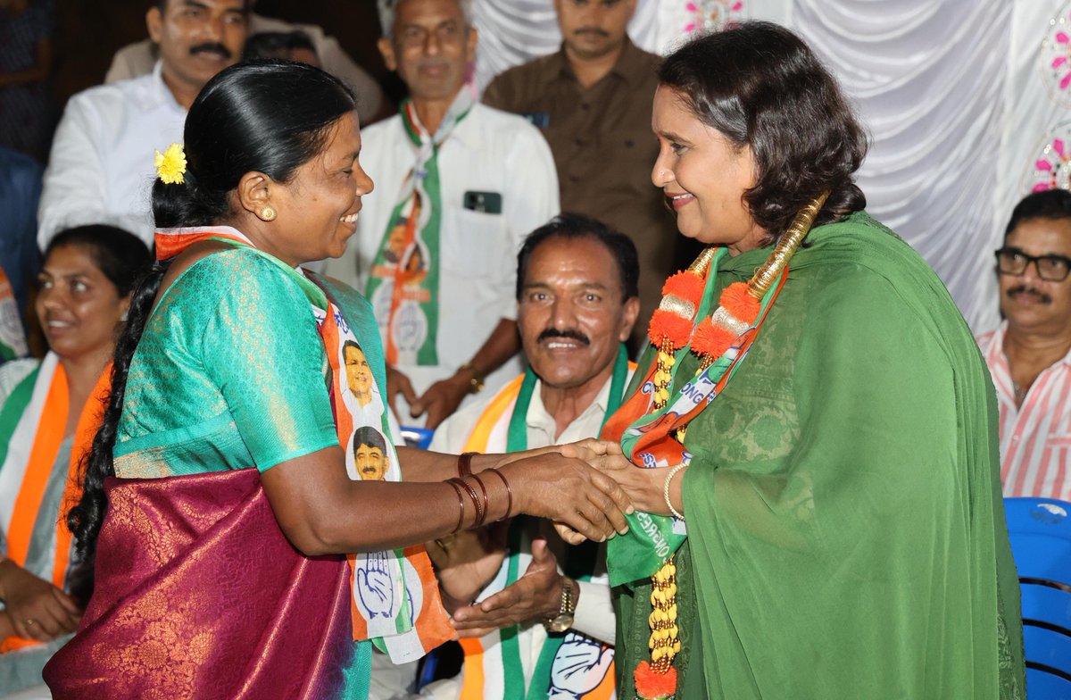 Geetha_Shivann's tweet photo. ಸಾಗರ ವಿಧಾನಸಭಾ ಕ್ಷೇತ್ರದ ಬಿಳಿಗಾರು ಗ್ರಾಮದಲ್ಲಿ ಆಯೋಜಿಸಲಾಗಿದ್ದ ಭಾನುಕುಳಿ ಗ್ರಾಮ ಪಂಚಾಯತಿ ಮಟ್ಟದ ಪ್ರಚಾರ ಸಭೆಯಲ್ಲಿ ಭಾಗವಹಿಸಿ ಮತಯಾಚನೆ ಮಾಡಿದೆನು..
   #ParliamentElection2024 #LokSabhaElections2024 #MadhuBangarappa #MemberOfParliament #LokSabhaElection #shivarajkumar #sagar https://t.co/5sWYV2TR3P