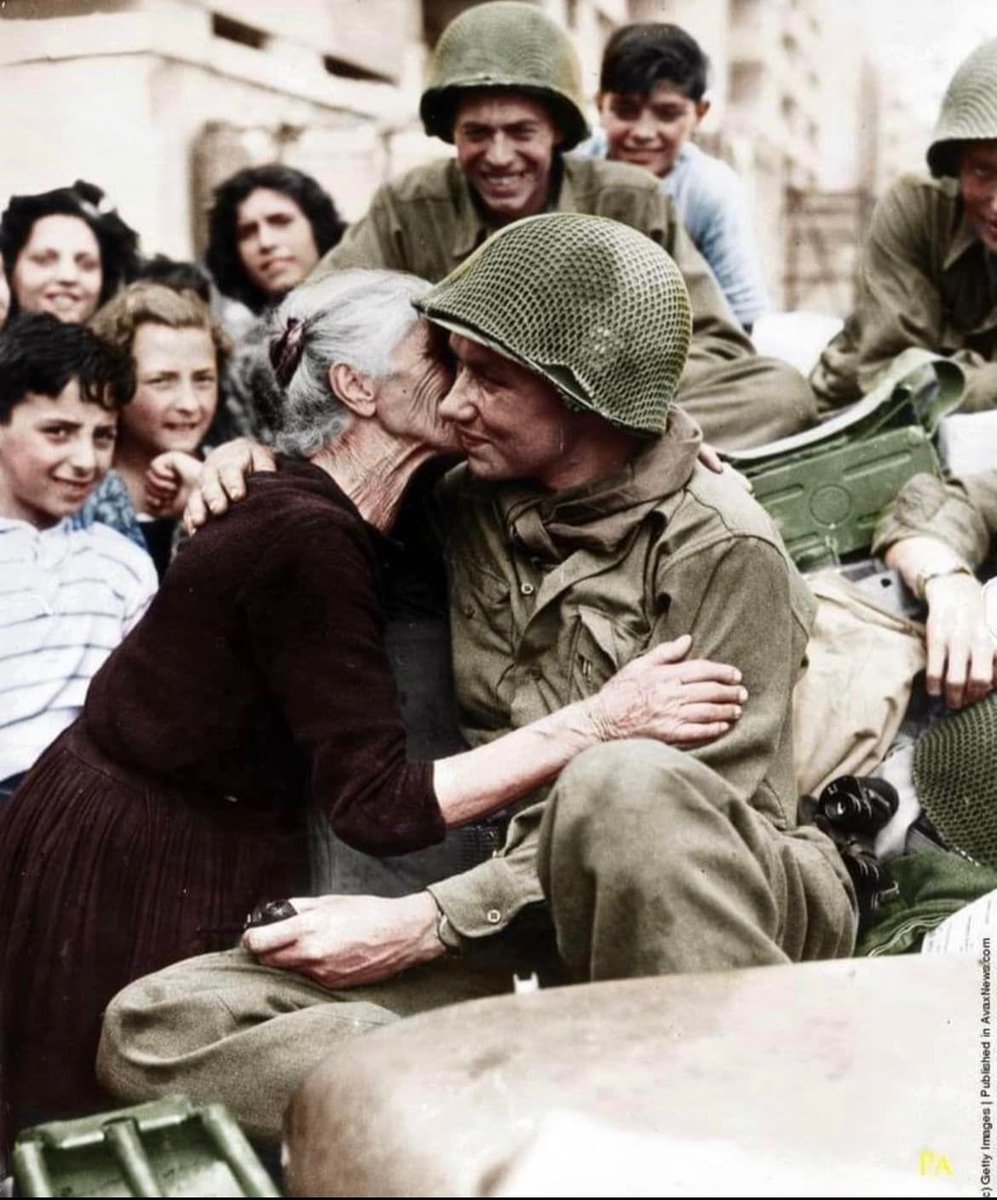 In June of 1944, Pfc. Elmer Sittion is given a kiss of gratitude by a grateful Italian woman upon his arrival to Rome, Italy. 🪖