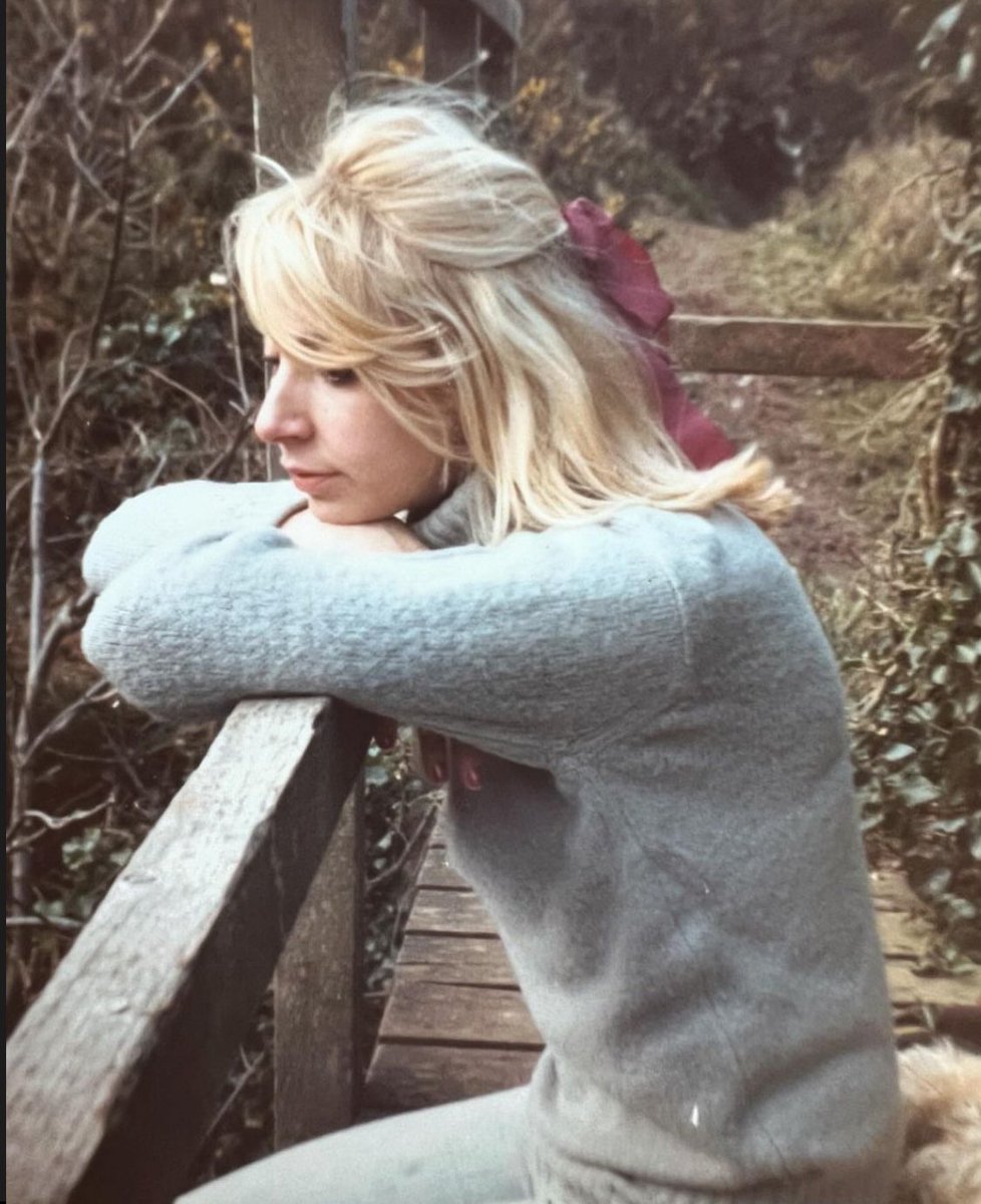 ZoeTheBall's tweet image. sleep tight dear Mama ✨
thank you for teaching us how to love unconditionally, to always show courage and empathy, and how, even in the darkest of days, laughter is the greatest of gifts.
we are bereft without you but will hold so tight to each other ❤️✨