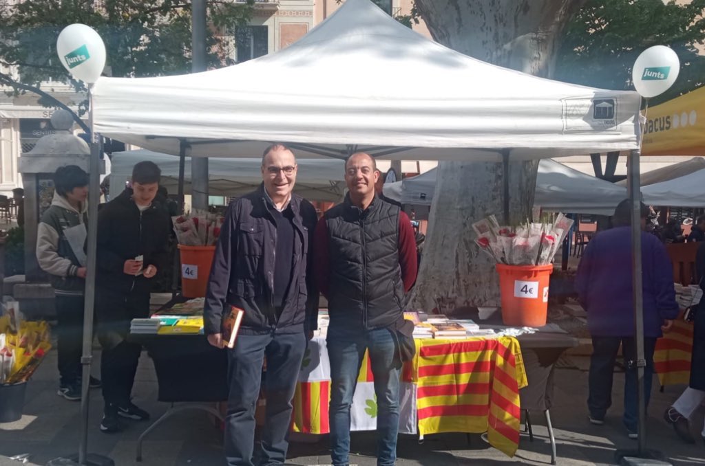 🌹 Jornada magnífica a la Rambla de #Figueres celebrant #SantJordi amb la carpa de #JuntsperFigueres