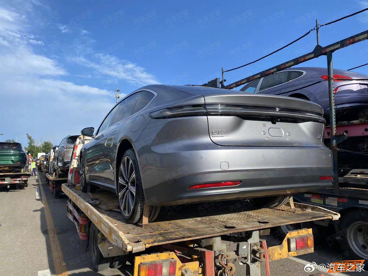 Alejandroperez's tweet photo. El NIO ET7 renovado se presenta mañana día 24 y ya ha sido cazado en la entrada a la Feria. #beijingauto https://t.co/s6R8N9EM7T