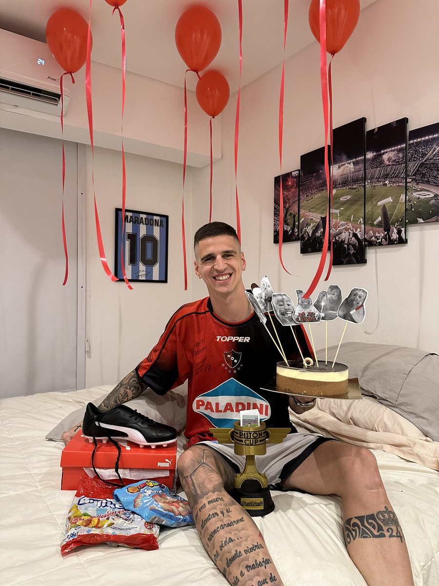 santigrizas19's tweet photo. Empezando los 28 lleno de amor 🎂
La mejor novia del mundo, buscó la camiseta que yo quería hace dos años por Facebook y la hizo firmar por mi ídolo Ariel Ortega.
Botines Borussia de Maradona y la mejor fidelidad y compañía que podía pedir.
@GiulianaGigio te pasaste el juego 👩🏽‍🦰♥️ https://t.co/tmen0LMIXX